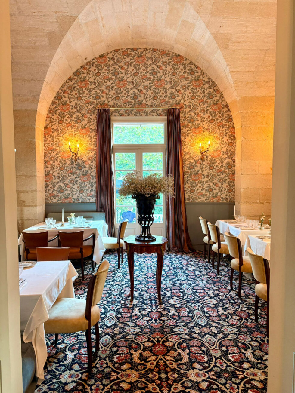 Salle du château préparée pour la soirée