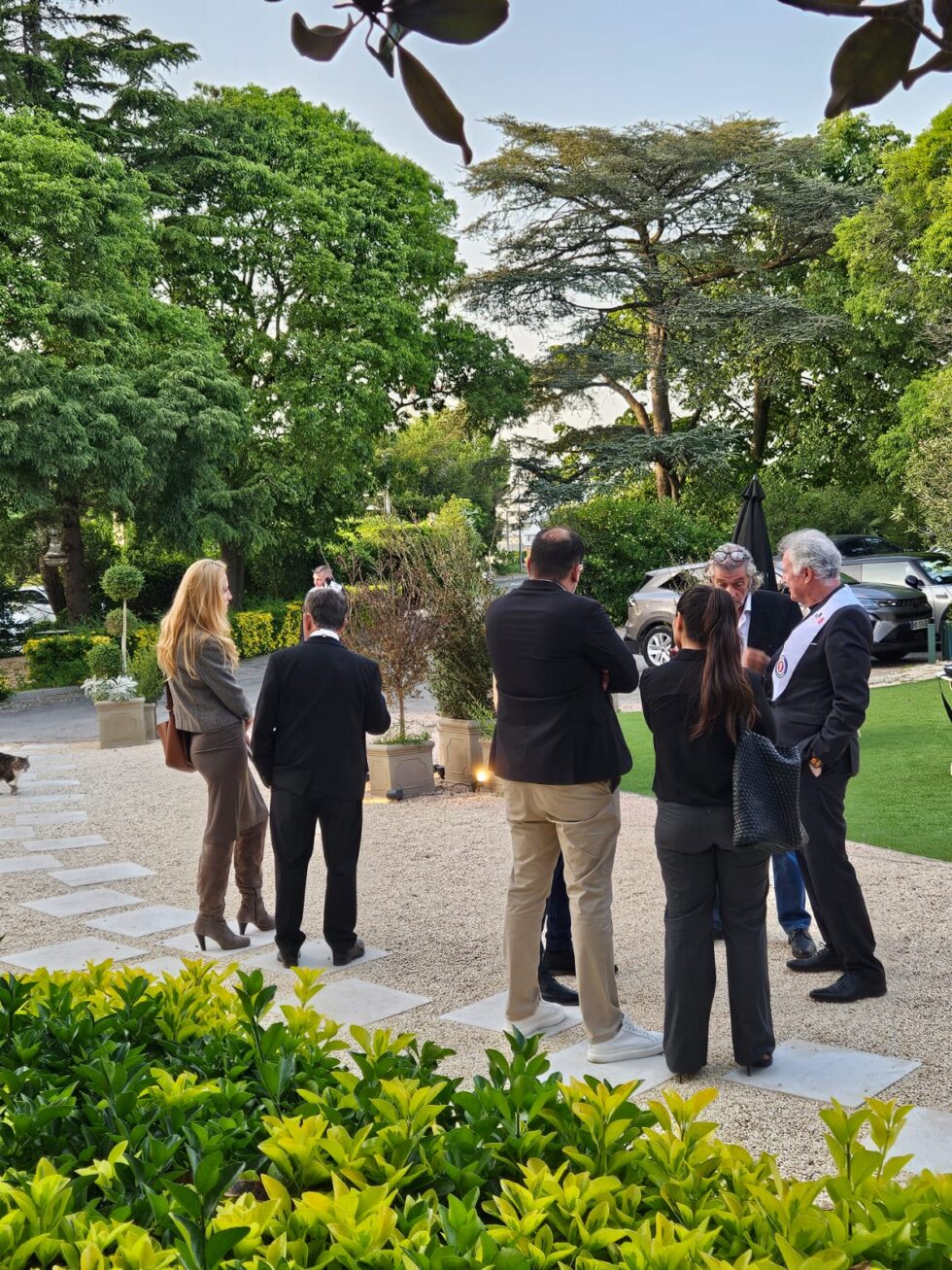 Échanges dans le parc du château