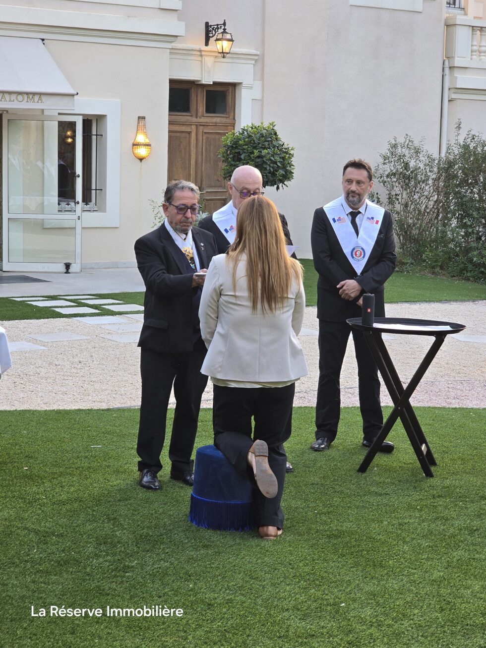 Membres et invités réunis pendant l'adoubement